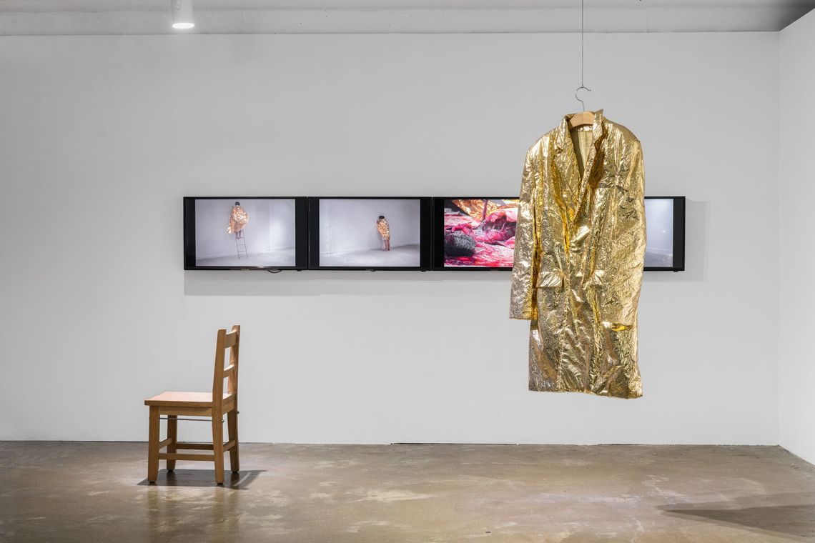 사다리, 귀, 칼 그리고 촛불